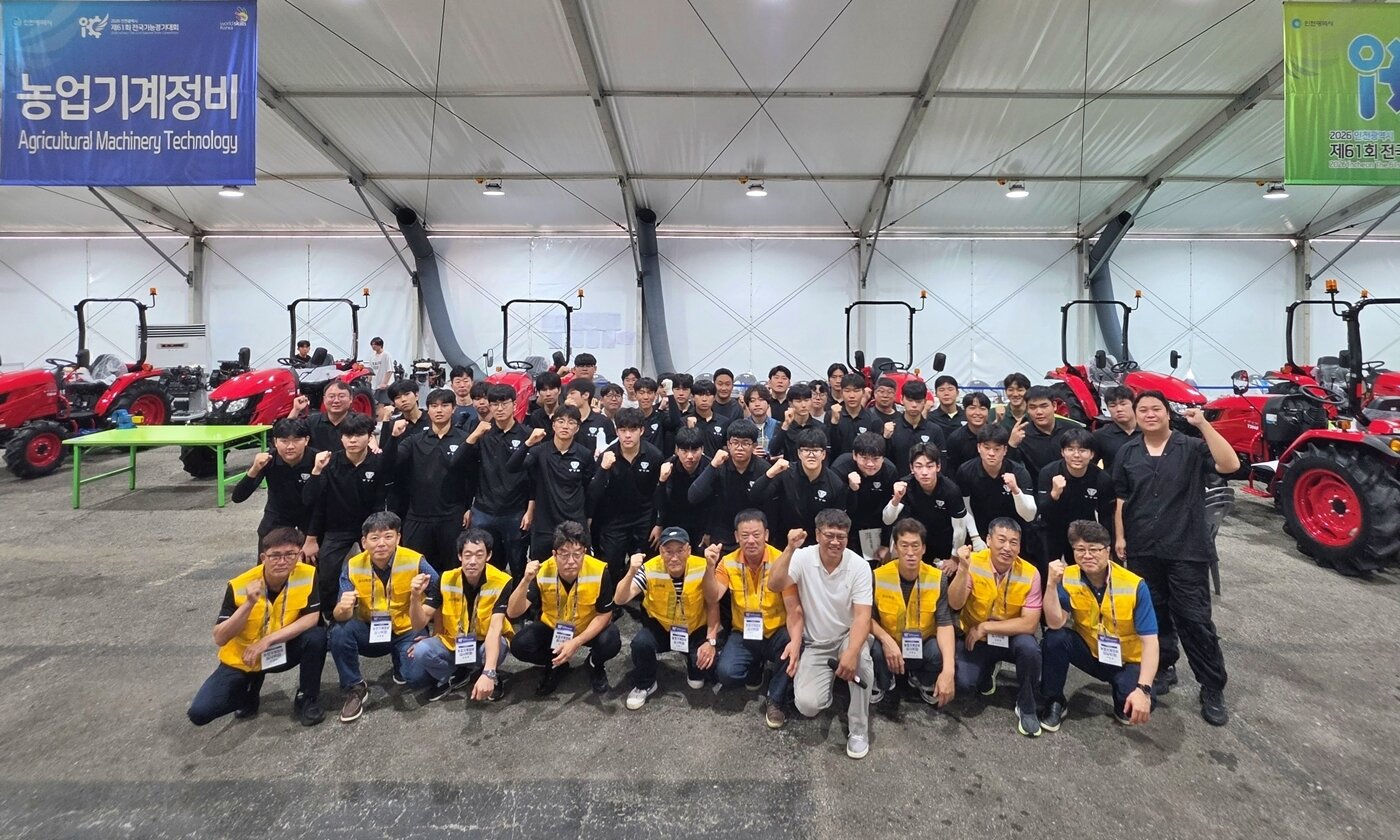 본문 이미지 - 제61회 전국기능경기대회 참가자들이 기념사진을 찍고 있다. (TYM 제공)
