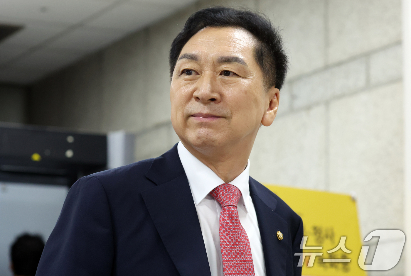 (서울=뉴스1) 김명섭 기자 = 김건희 여사에게 260만원대 로저비비에 가방을 선물한 혐의로 기소된 김기현 국민의힘 의원이 31일 서울 서초구 서울중앙지방법원에서 열린 4차 공판에 …