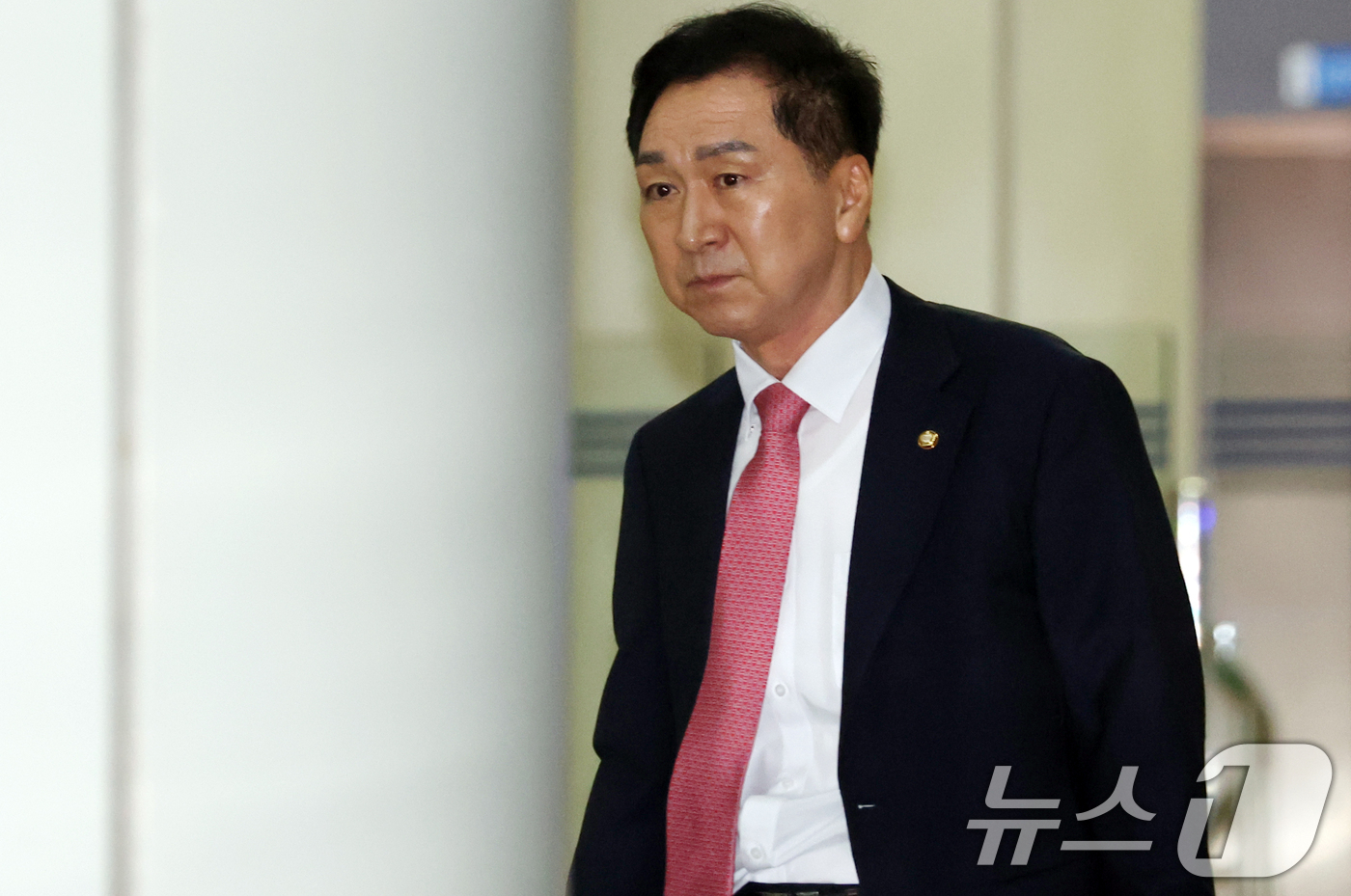 (서울=뉴스1) 김명섭 기자 = 김건희 여사에게 260만원대 로저비비에 가방을 선물한 혐의로 기소된 김기현 국민의힘 의원이 31일 서울 서초구 서울중앙지방법원에서 열린 4차 공판에 …