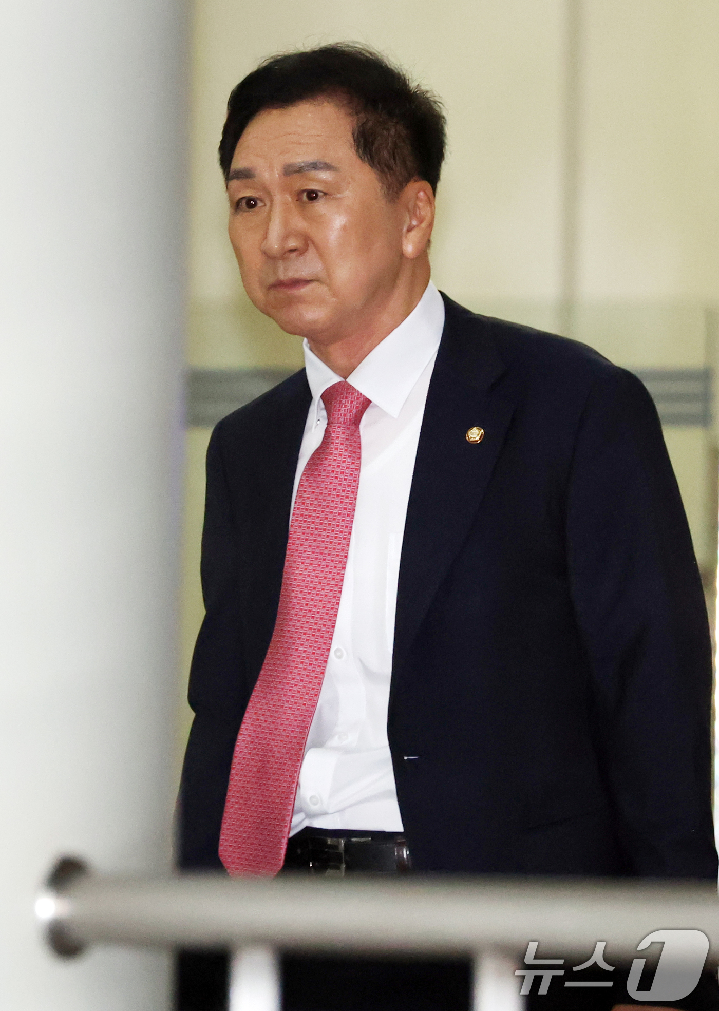 (서울=뉴스1) 김명섭 기자 = 김건희 여사에게 260만원대 로저비비에 가방을 선물한 혐의로 기소된 김기현 국민의힘 의원이 31일 서울 서초구 서울중앙지방법원에서 열린 4차 공판에 …