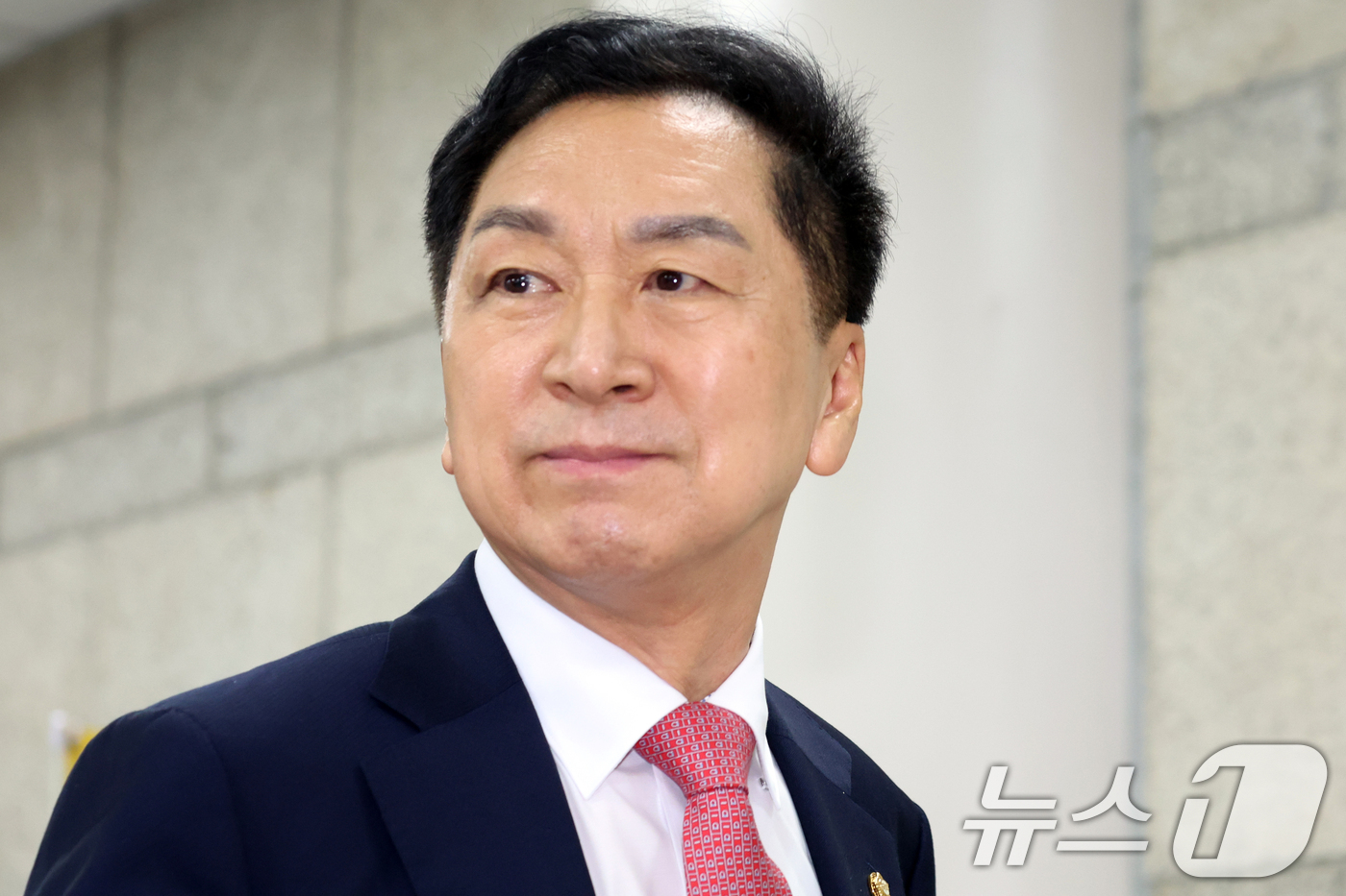 (서울=뉴스1) 김명섭 기자 = 김건희 여사에게 260만원대 로저비비에 가방을 선물한 혐의로 기소된 김기현 국민의힘 의원이 31일 서울 서초구 서울중앙지방법원에서 열린 4차 공판에 …