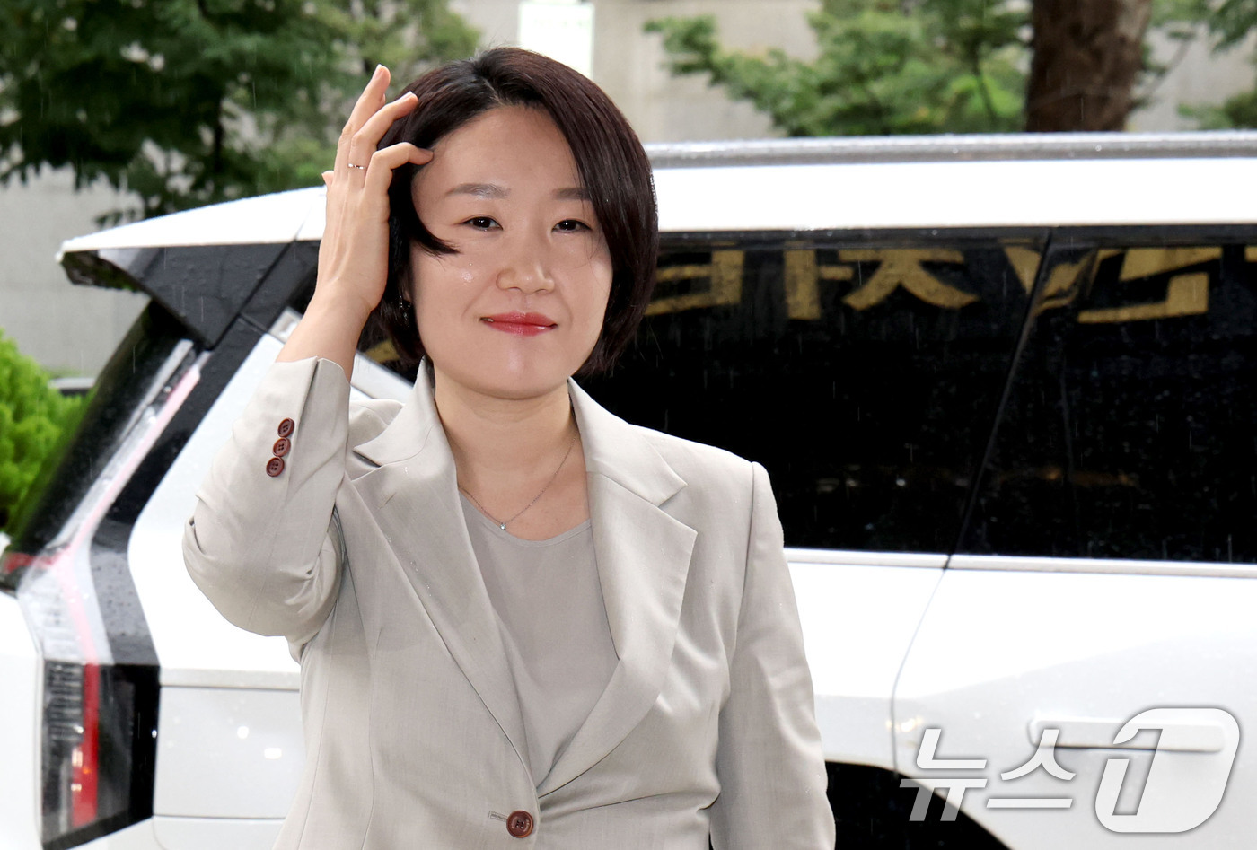 (서울=뉴스1) 이광호 기자 = 이소영 중소벤처기업부 장관 후보자가 31일 오전 서울 영등포구 중소기업정보진흥원 수도권업무지원실에 마련된 인사청문회 준비사무실로 출근하고 있다. …