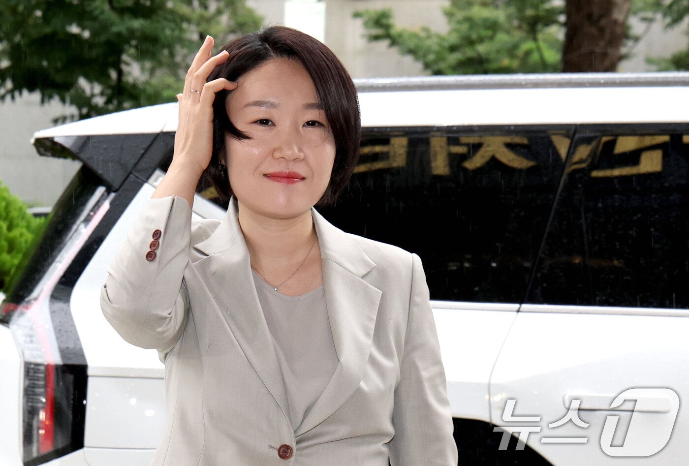 본문 이미지 - 이소영 중소벤처기업부 장관 후보자가 31일 오전 서울 영등포구 중소기업정보진흥원 수도권업무지원실에 마련된 인사청문회 준비사무실로 출근하고 있다. 2026.8.31 ⓒ 뉴스1 이광호 기자