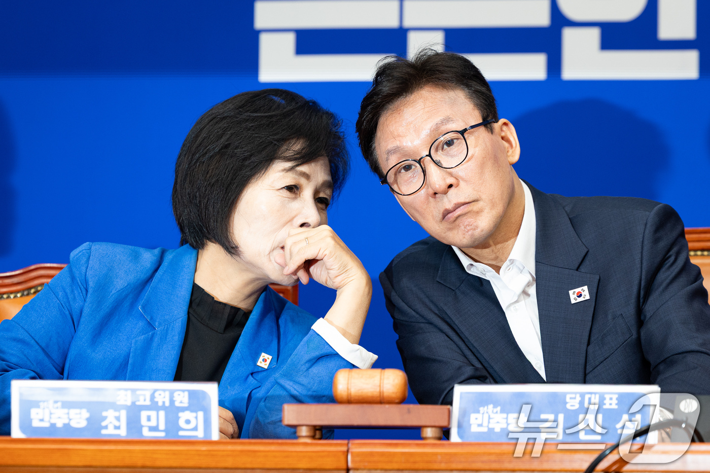 (서울=뉴스1) 유승관 기자 = 김민석 더불어민주당 대표와 최민희 최고위원이 31일 서울 여의도 국회에서 열린 최고위원회의에서 대화하고 있다. 2026.8.31/뉴스1