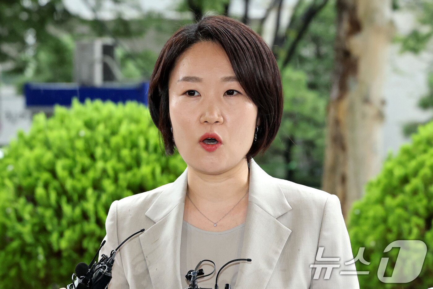 본문 이미지 - 이소영 중소벤처기업부 장관 후보자가 31일 오전 서울 영등포구 중소기업정보진흥원 수도권업무지원실에 마련된 인사청문회 준비사무실로 출근하며 취재진의 질문에 답하고 있다. 2026.8.31 ⓒ 뉴스1 이광호 기자