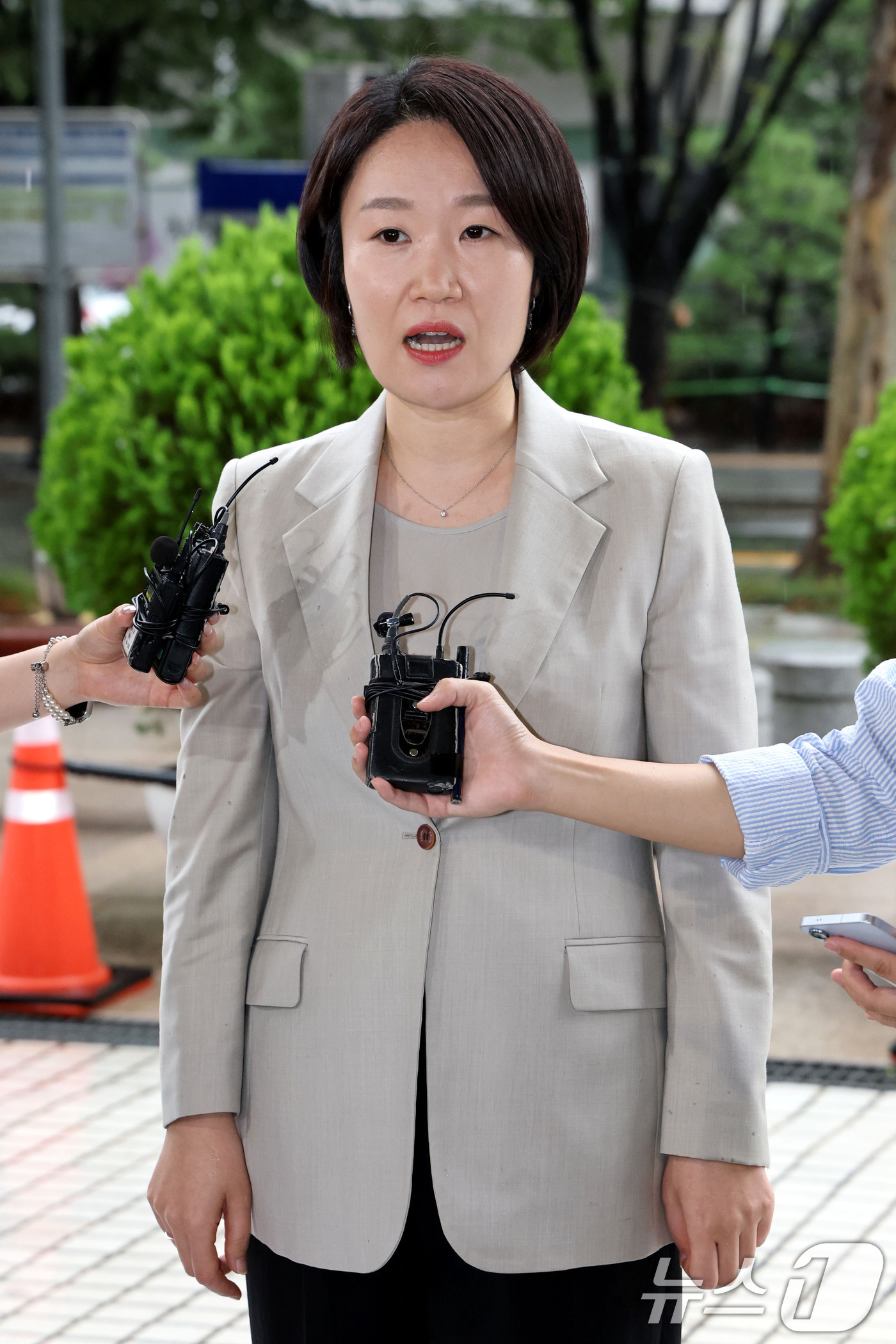 (서울=뉴스1) 이광호 기자 = 이소영 중소벤처기업부 장관 후보자가 31일 오전 서울 영등포구 중소기업정보진흥원 수도권업무지원실에 마련된 인사청문회 준비사무실로 출근하며 취재진의 …