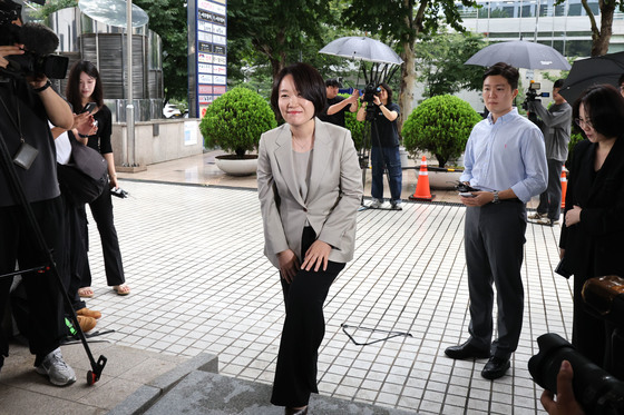 출근하는 이소영 중기부 장관 후보자