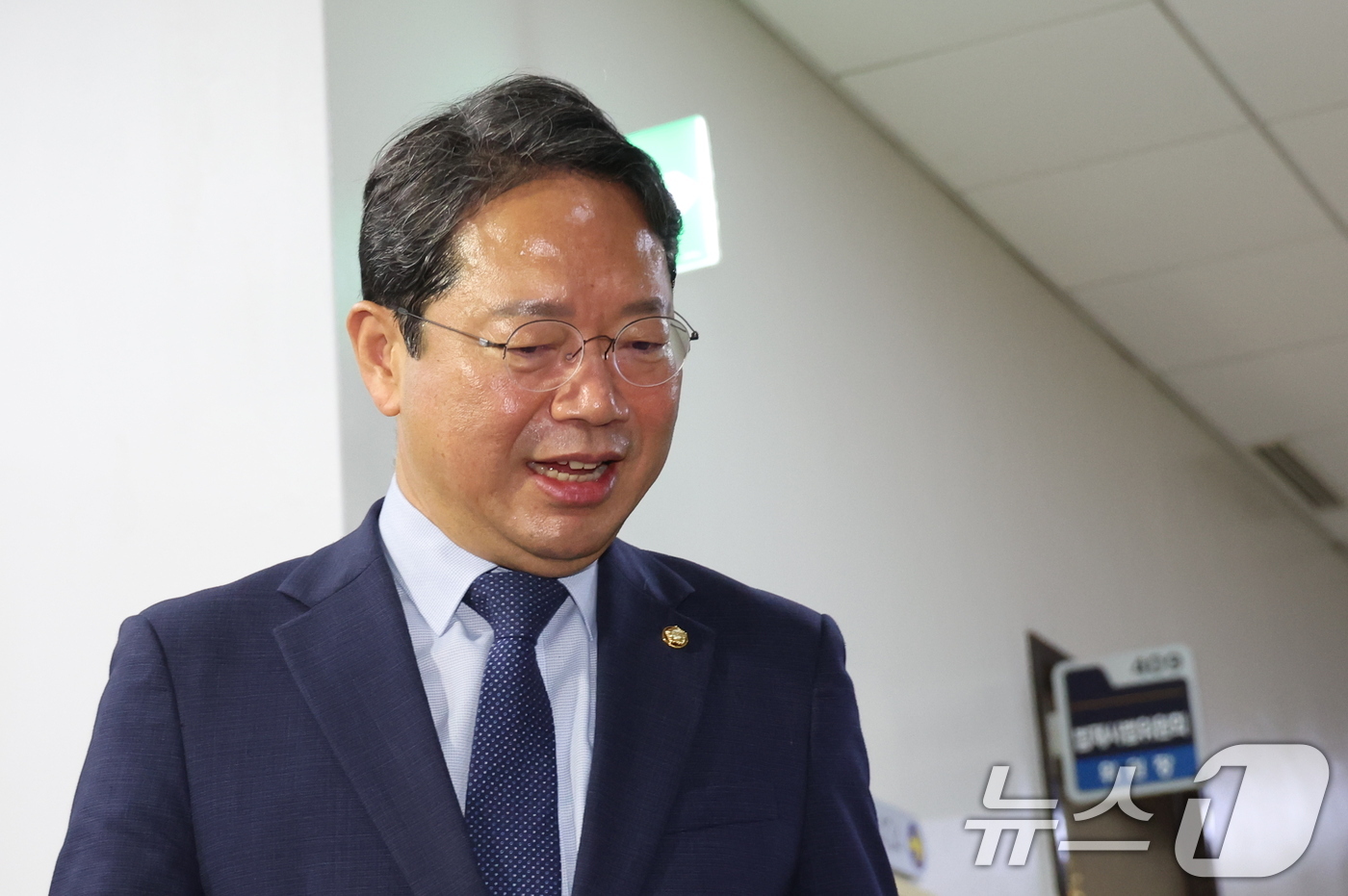 (서울=뉴스1) 황기선 기자 = 법무부 장관 후보자로 지명된 김승원 법제사법위원회 소위원장이 31일 오전 서울 여의도 국회에서 열린 법사위 법안심사제1소위원회에 참석하며 취재진 질 …