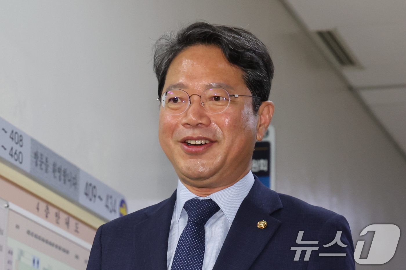 (서울=뉴스1) 황기선 기자 = 법무부 장관 후보자로 지명된 김승원 법제사법위원회 소위원장이 31일 오전 서울 여의도 국회에서 열린 법사위 법안심사제1소위원회에 참석하며 취재진 질 …