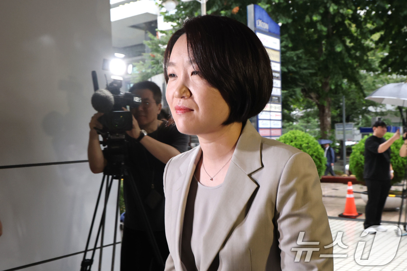(서울=뉴스1) 이광호 기자 = 이소영 중소벤처기업부 장관 후보자가 31일 오전 서울 영등포구 중소기업정보진흥원 수도권업무지원실에 마련된 인사청문회 준비사무실로 출근하고 있다. 2 …