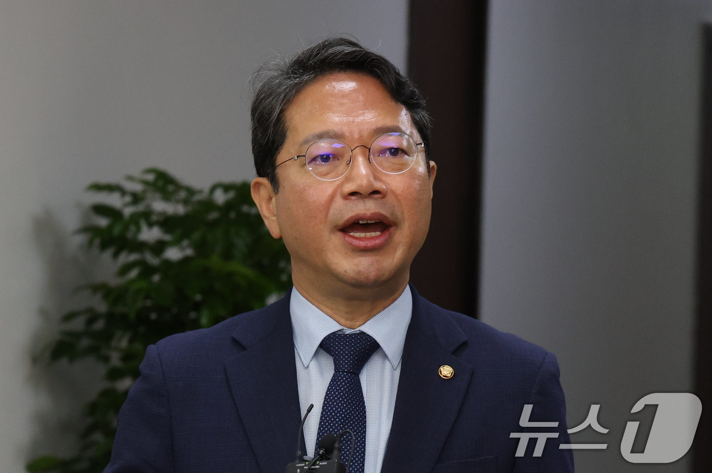(서울=뉴스1) 황기선 기자 = 법무부 장관 후보자로 지명된 김승원 법제사법위원회 소위원장이 31일 오전 서울 여의도 국회에서 열린 법사위 법안심사제1소위원회에 참석하며 취재진 질 …