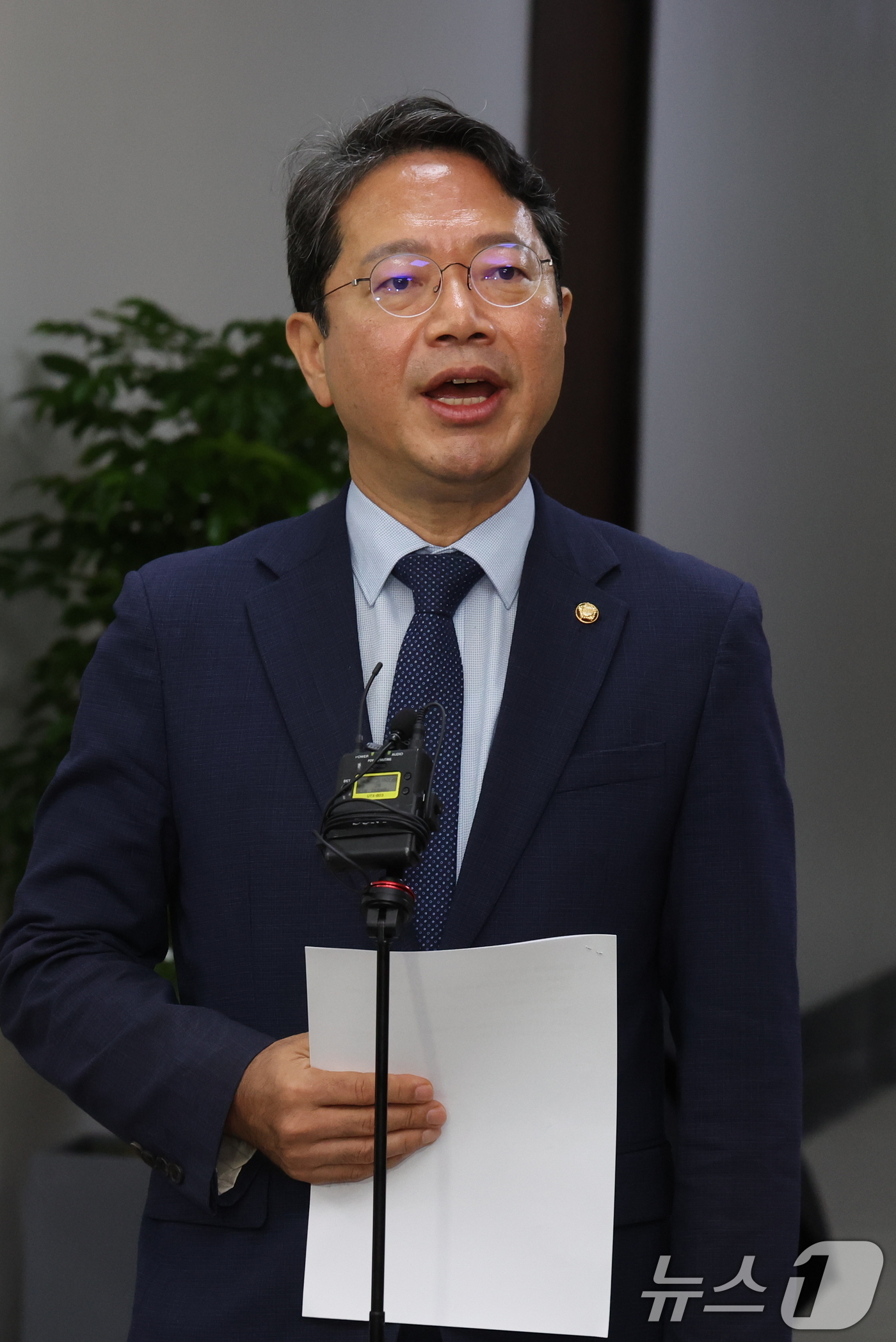 (서울=뉴스1) 황기선 기자 = 법무부 장관 후보자로 지명된 김승원 법제사법위원회 소위원장이 31일 오전 서울 여의도 국회에서 열린 법사위 법안심사제1소위원회에 참석하며 취재진 질 …