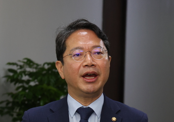 취재진 질문에 답변하는 김승원 법무장관 후보자