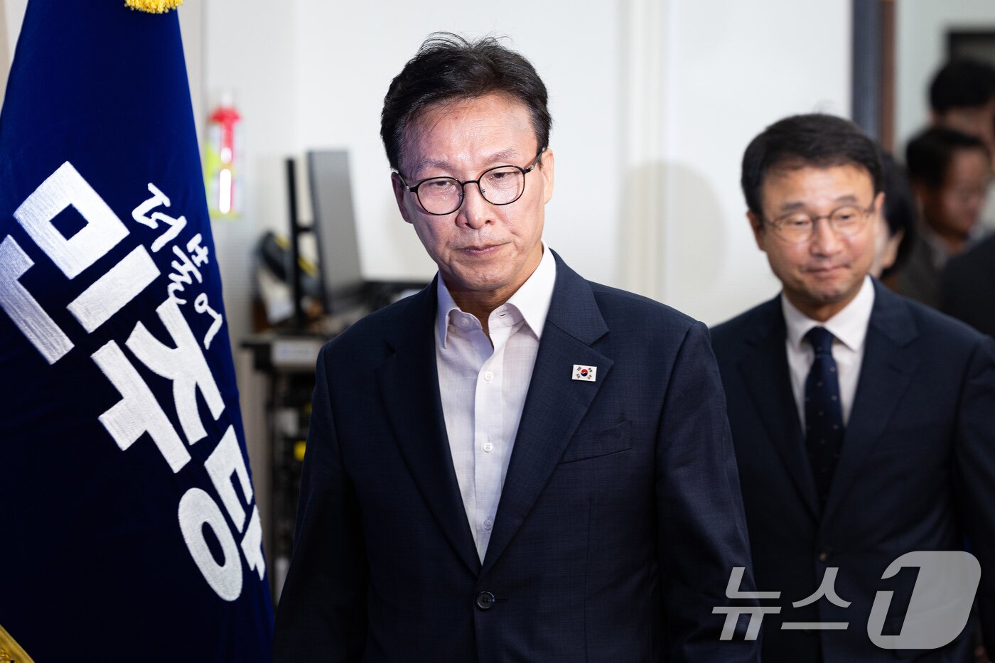 본문 이미지 - 김민석 더불어민주당 대표와 한병도 원내대표를 비롯한 지도부가 31일 서울 여의도 국회에서 열린 최고위원회의에 참석하고 있다. 2026.8.31 ⓒ 뉴스1 유승관 기자