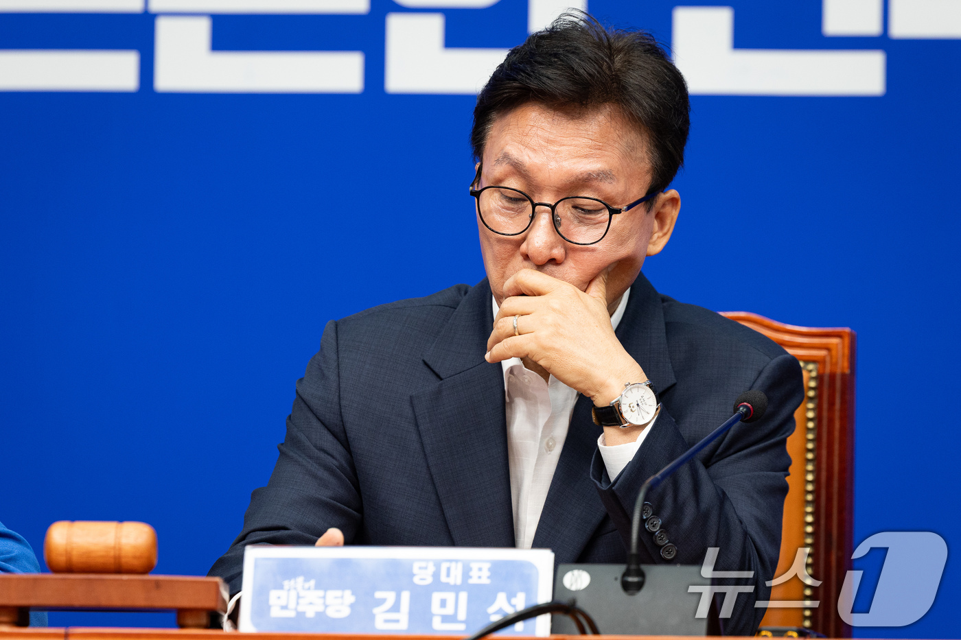 (서울=뉴스1) 유승관 기자 = 김민석 더불어민주당 대표가 31일 서울 여의도 국회에서 열린 최고위원회의에서 최고위원들의 발언을 메모하고 있다. 2026.8.31/뉴스1