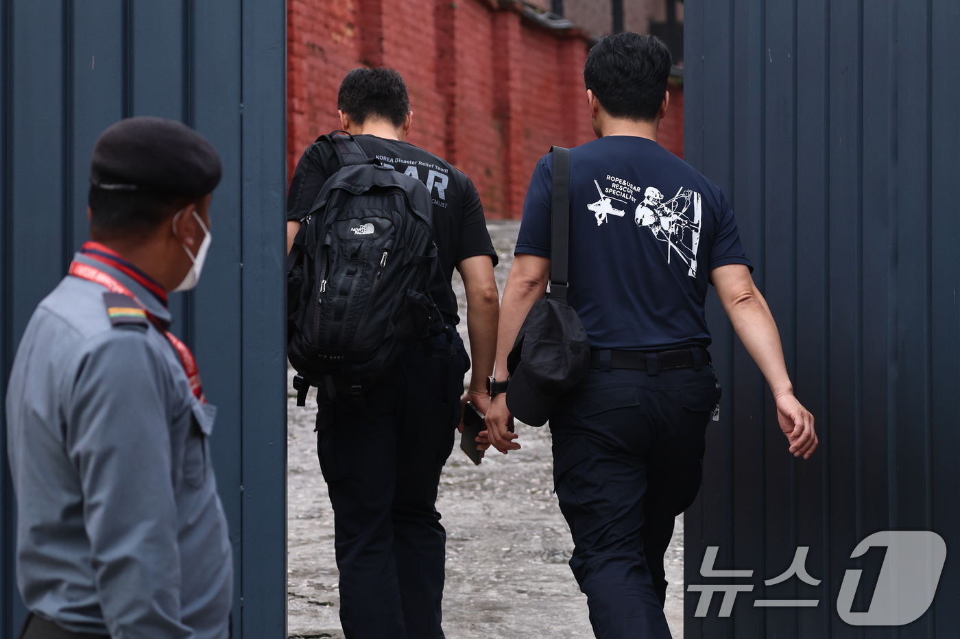 (서울=뉴스1) 구윤성 기자 = 정부합동신속대응팀이 31일 오전(현지시간) 피해지역으로 이동하기 위해 네팔 카트만두 주네팔 대사관에 집결하고 있다. 2026.8.31/뉴스1