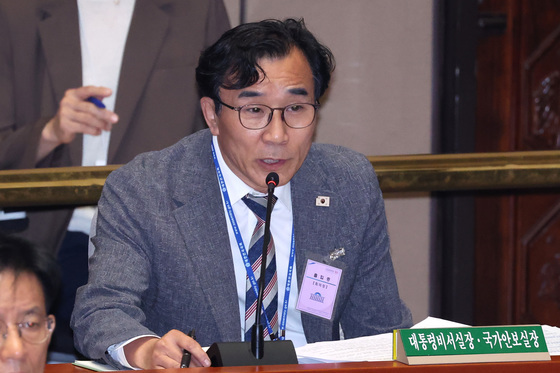 의원 질의 답변하는 전성환 경청통합수석