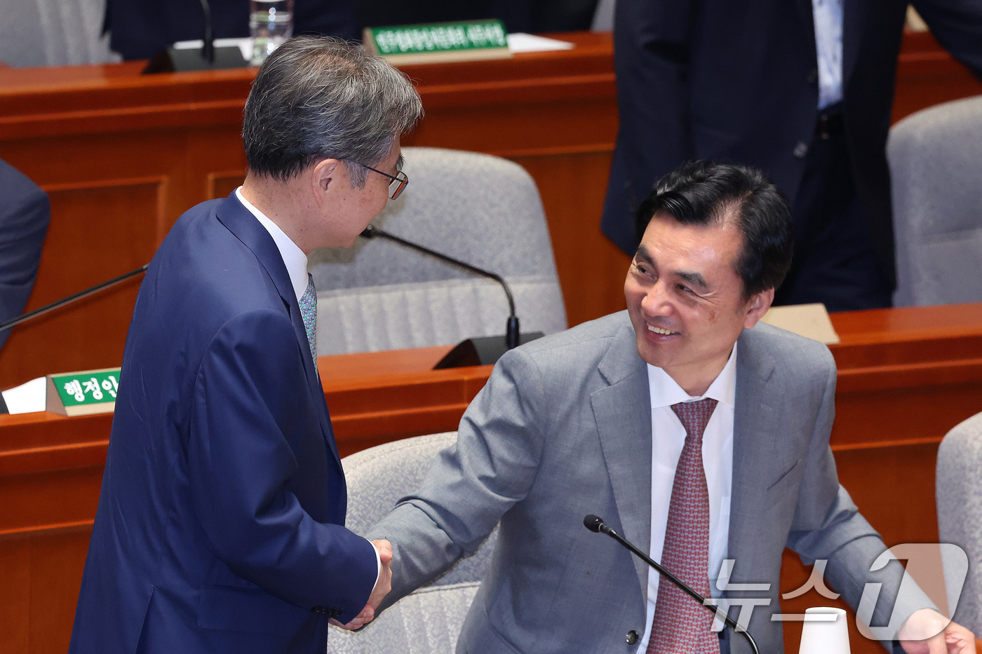 (서울=뉴스1) 신웅수 기자 = 조현 외교부 장관과 안규백 국방부 장관이 31일 서울 여의도 국회에서 열린 예산결산특별위원회 전체회의에서 인사하고 있다. 2026.8.31/뉴스1