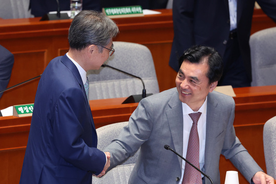 악수하는 조현·안규백 장관