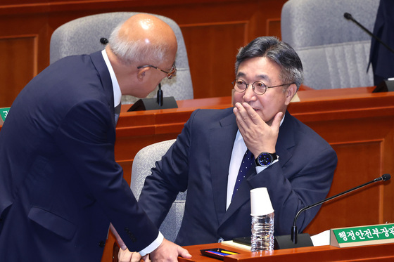 대화하는 윤호중 장관·조원철 처장