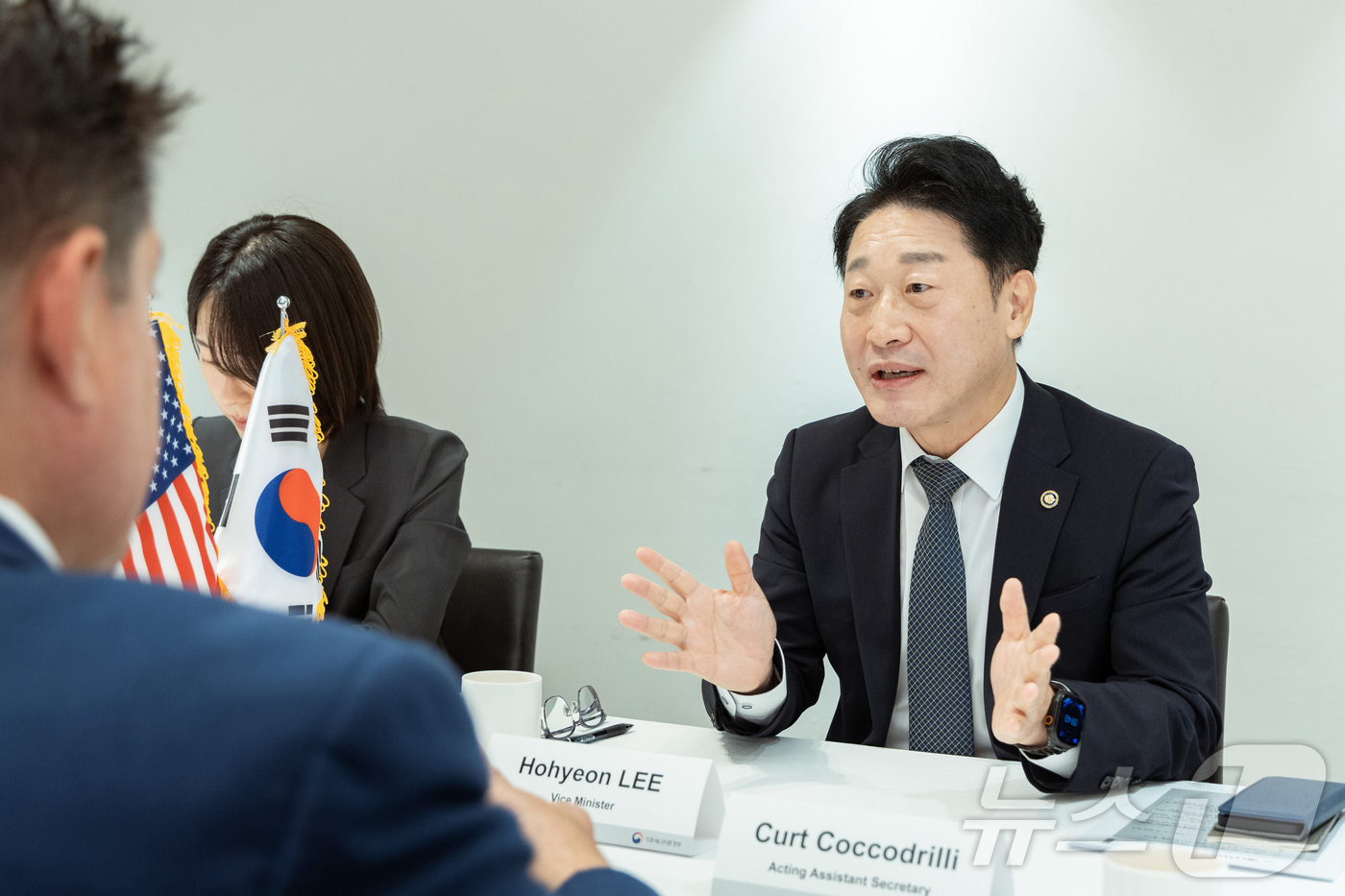 (서울=뉴스1) 윤지오 수습기자 = 이호현 기후에너지환경부 2차관이 31일 서울 중구 달개비에서 커트 코코드릴리(Curt Coccodrilli) 미국 에너지부 차관보와 만나 국제 …