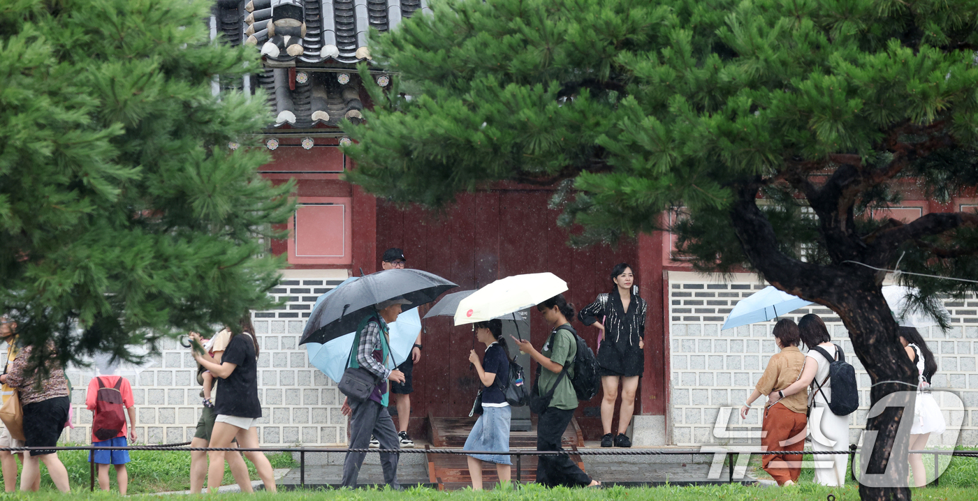 (수원=뉴스1) 김영운 기자 = 전국 대부분 지역에 비가 내린 31일 경기 수원시 팔달구 화성행궁에서 관광객들이 우산을 쓰고 이동하고 있다. 2026.8.31/뉴스1