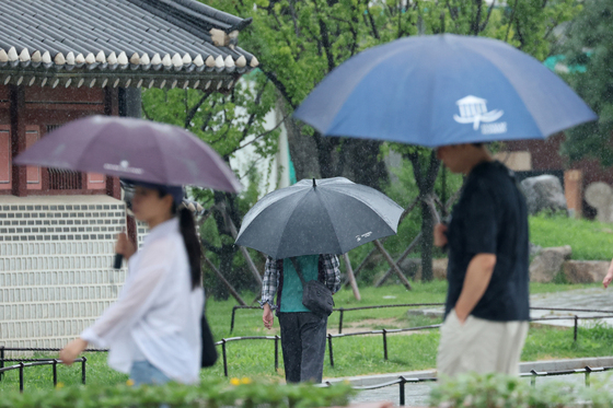 '우산 챙기세요'