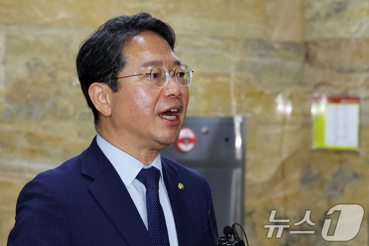 (서울=뉴스1) 황기선 기자 = 법무부 장관 후보자로 지명된 김승원 법제사법위원회 소위원장이 31일 오전 서울 여의도 국회에서 열린 법사위 법안심사제1소위원회에 참석하며 소감을 밝 …