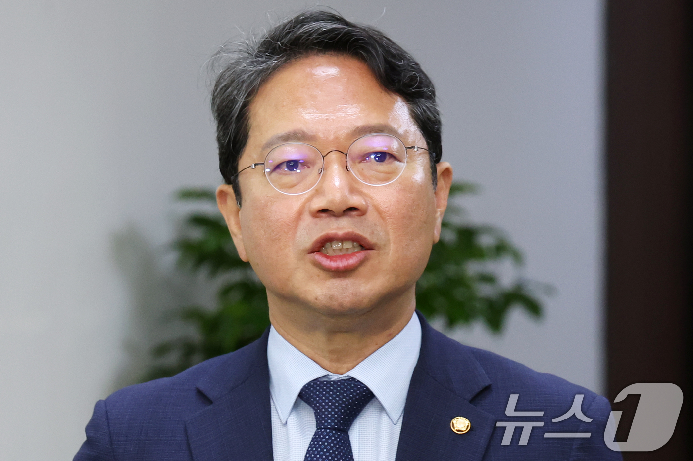 (서울=뉴스1) 황기선 기자 = 법무부 장관 후보자로 지명된 김승원 법제사법위원회 소위원장이 31일 오전 서울 여의도 국회에서 열린 법사위 법안심사제1소위원회에 참석하며 소감을 밝 …