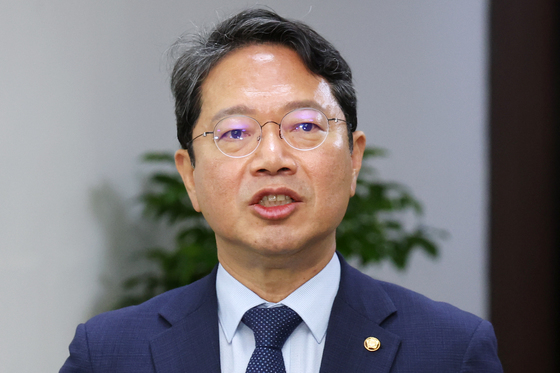 [속보] 김승원 "성범죄 변호, 국민 눈높이 안 맞는 부분 반성"