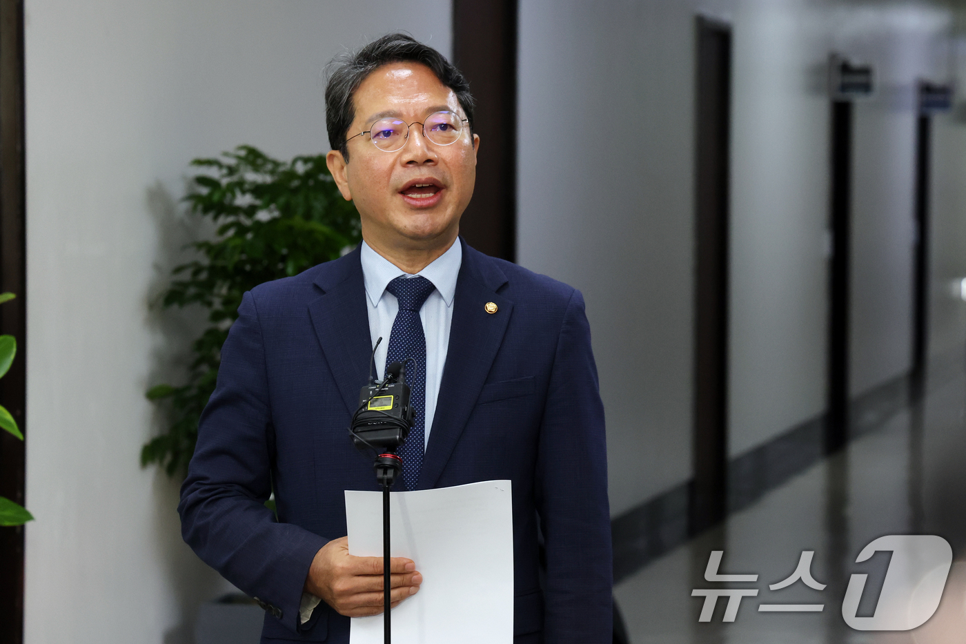 (서울=뉴스1) 황기선 기자 = 법무부 장관 후보자로 지명된 김승원 법제사법위원회 소위원장이 31일 오전 서울 여의도 국회에서 열린 법사위 법안심사제1소위원회에 참석하며 소감을 밝 …