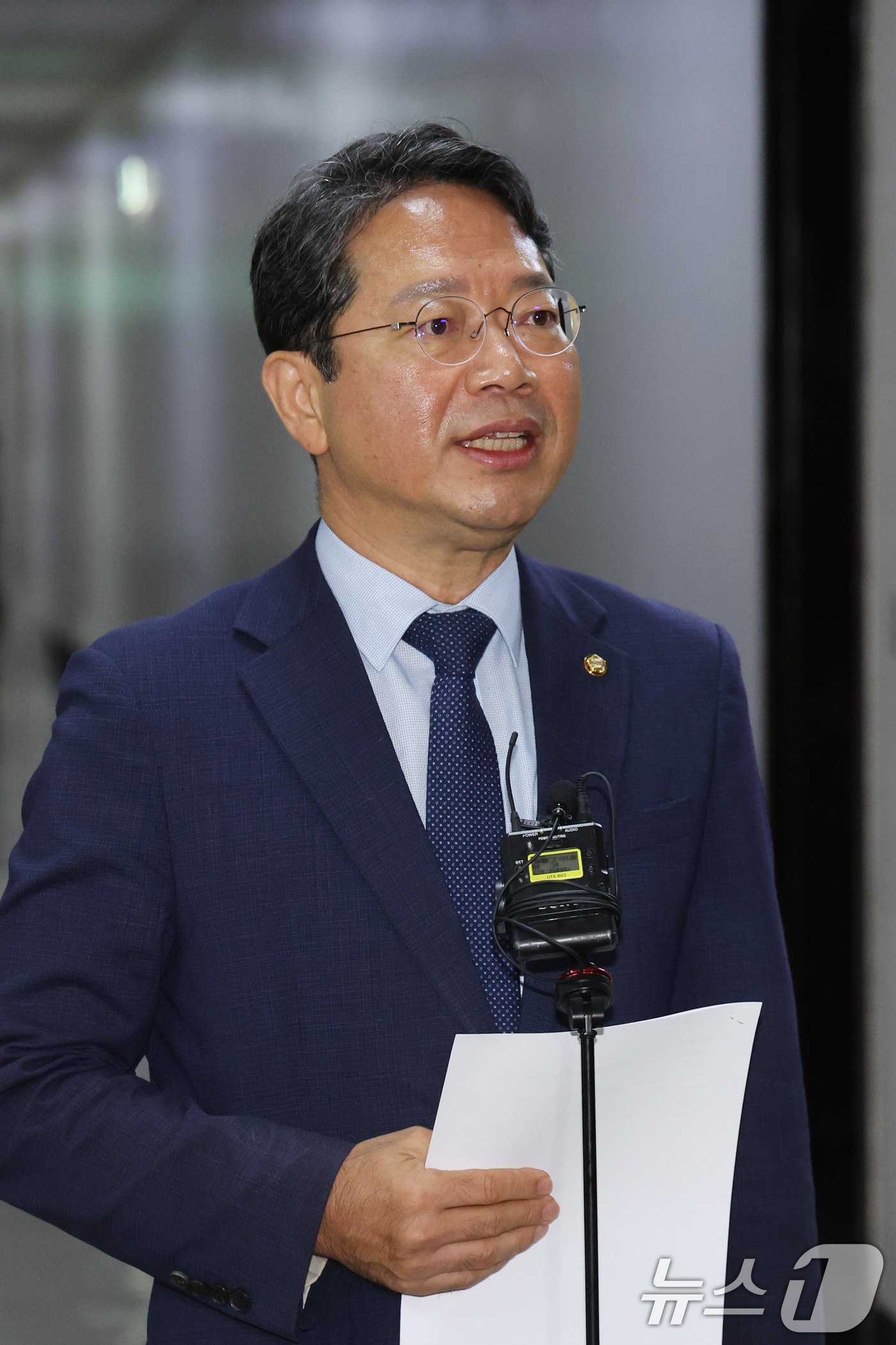 (서울=뉴스1) 황기선 기자 = 법무부 장관 후보자로 지명된 김승원 법제사법위원회 소위원장이 31일 오전 서울 여의도 국회에서 열린 법사위 법안심사제1소위원회에 참석하며 소감을 밝 …