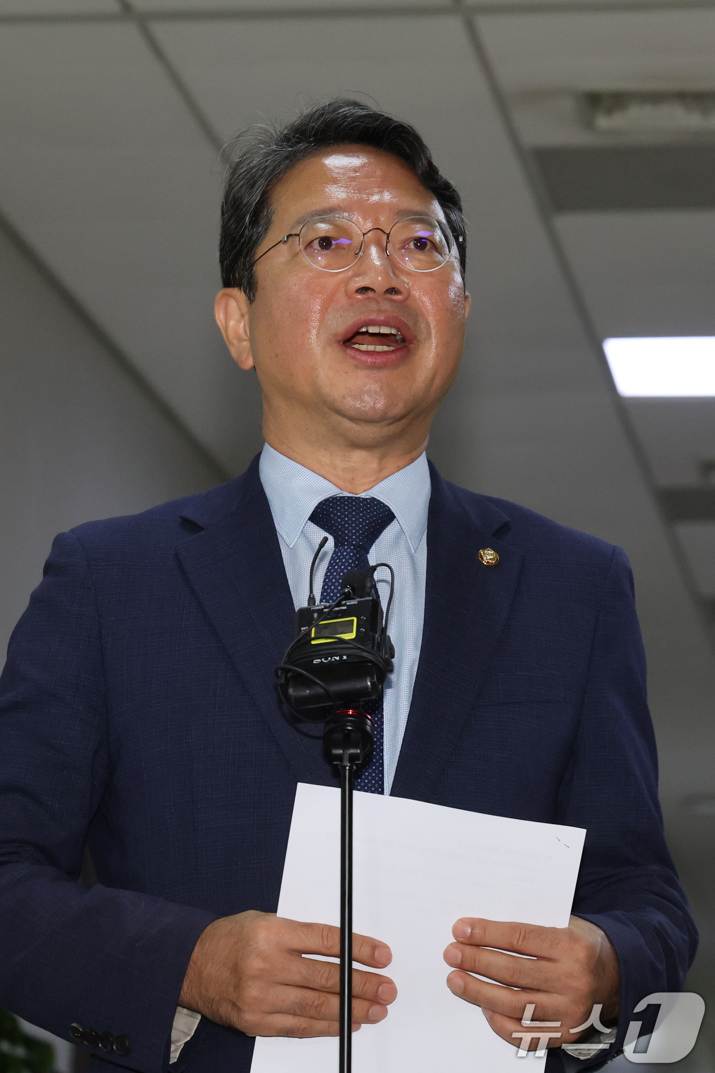 (서울=뉴스1) 황기선 기자 = 법무부 장관 후보자로 지명된 김승원 법제사법위원회 소위원장이 31일 오전 서울 여의도 국회에서 열린 법사위 법안심사제1소위원회에 참석하며 소감을 밝 …