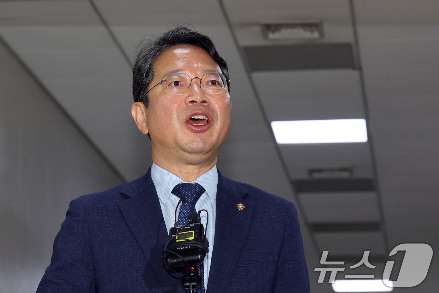 (서울=뉴스1) 황기선 기자 = 법무부 장관 후보자로 지명된 김승원 법제사법위원회 소위원장이 31일 오전 서울 여의도 국회에서 열린 법사위 법안심사제1소위원회에 참석하며 소감을 밝 …