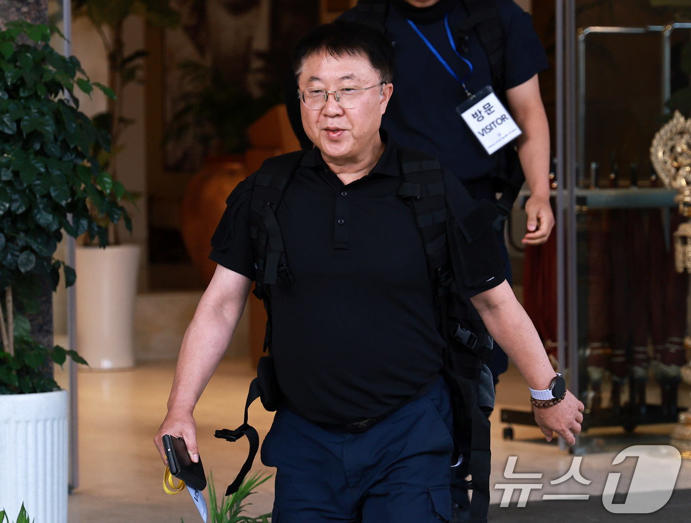 (카트만두=뉴스1) 구윤성 기자 = 조현문 소방청 구조본부장이 31일(현지시간) 피해지역으로 이동하기 위해 집결장소인 네팔 카트만두 주네팔 대사관으로 이동하고 있다. 2026.8. …