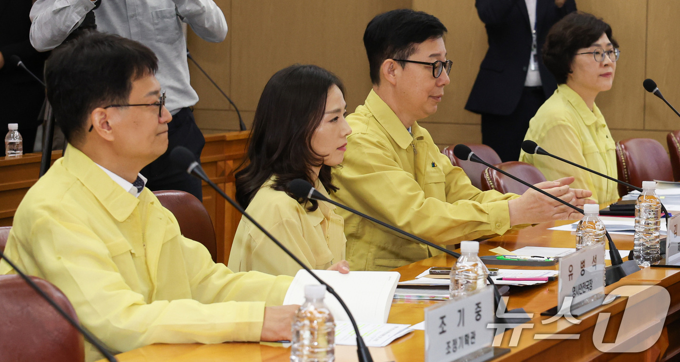 (서울=뉴스1) 이종덕 기자 = 김진아 외교부 2차관(왼쪽두번째)이 31일 서울 종로구 외교부 청사에서 열린 국회 외교통일위원회 대상 네팔 대홍수 관련 대응상황 점검회의에 참석했다 …