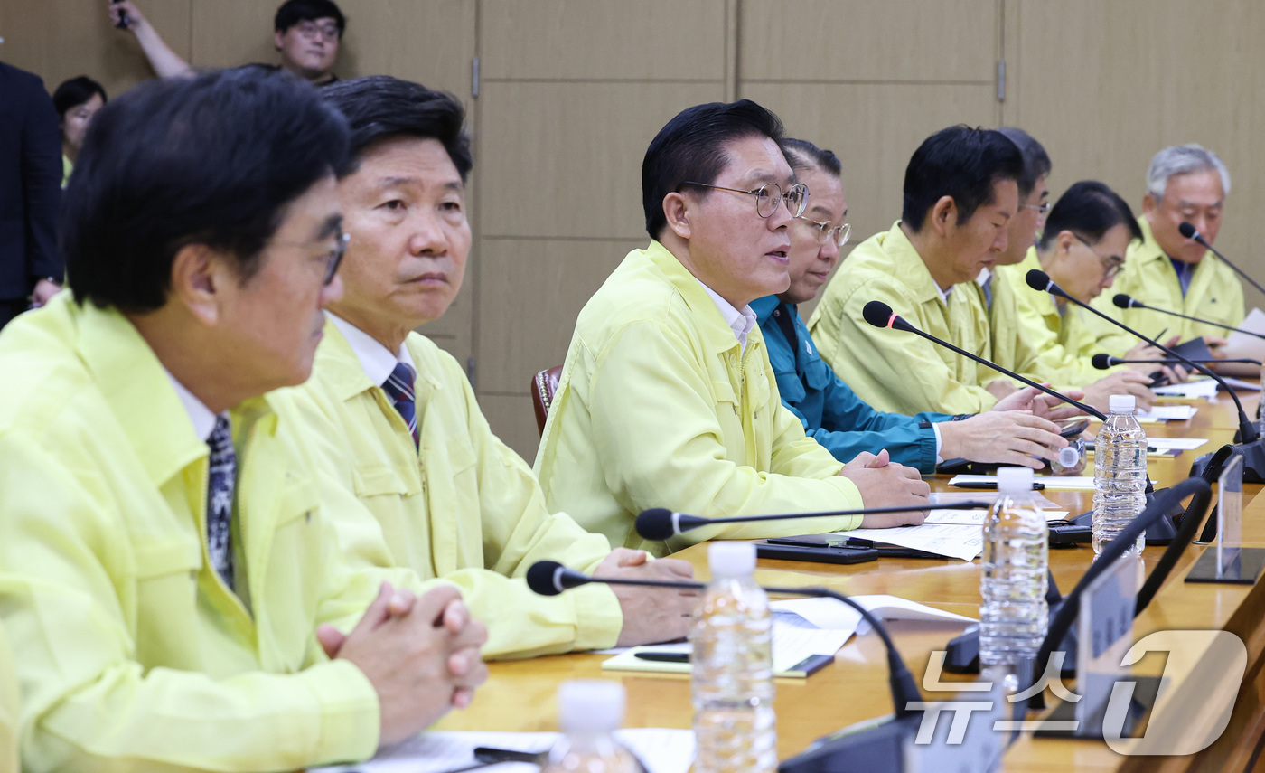 (서울=뉴스1) 이종덕 기자 = 송석준 국회 외통위원장과 정청래·홍기원·고동진·권영세 위원 등이 31일 서울 종로구 외교부청사를 방문해 네팔 대홍수 관련 대응상황을 점검 하고 있다 …