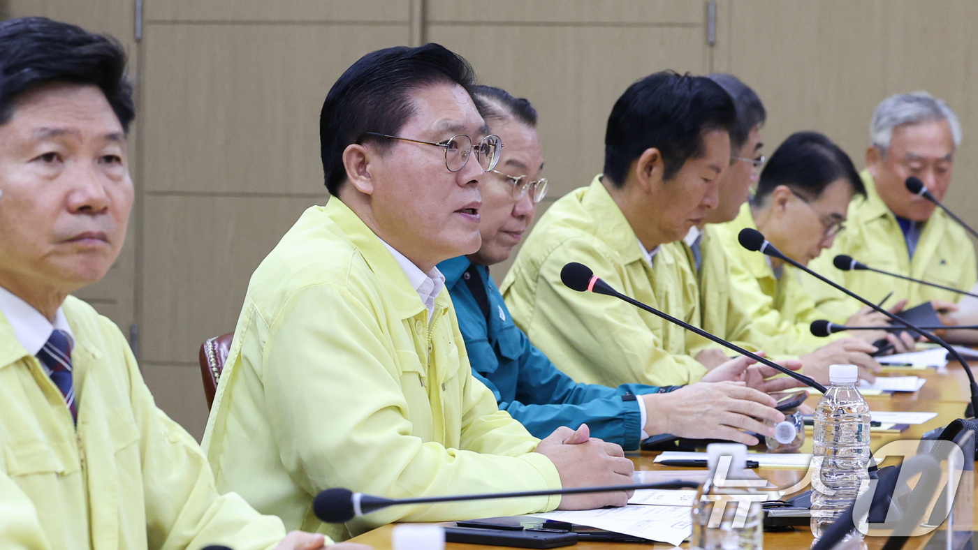 (서울=뉴스1) 이종덕 기자 = 송석준 국회 외통위원장과 정청래·홍기원·고동진·권영세 위원 등이 31일 서울 종로구 외교부청사를 방문해 네팔 대홍수 관련 대응상황을 점검 하고 있다 …