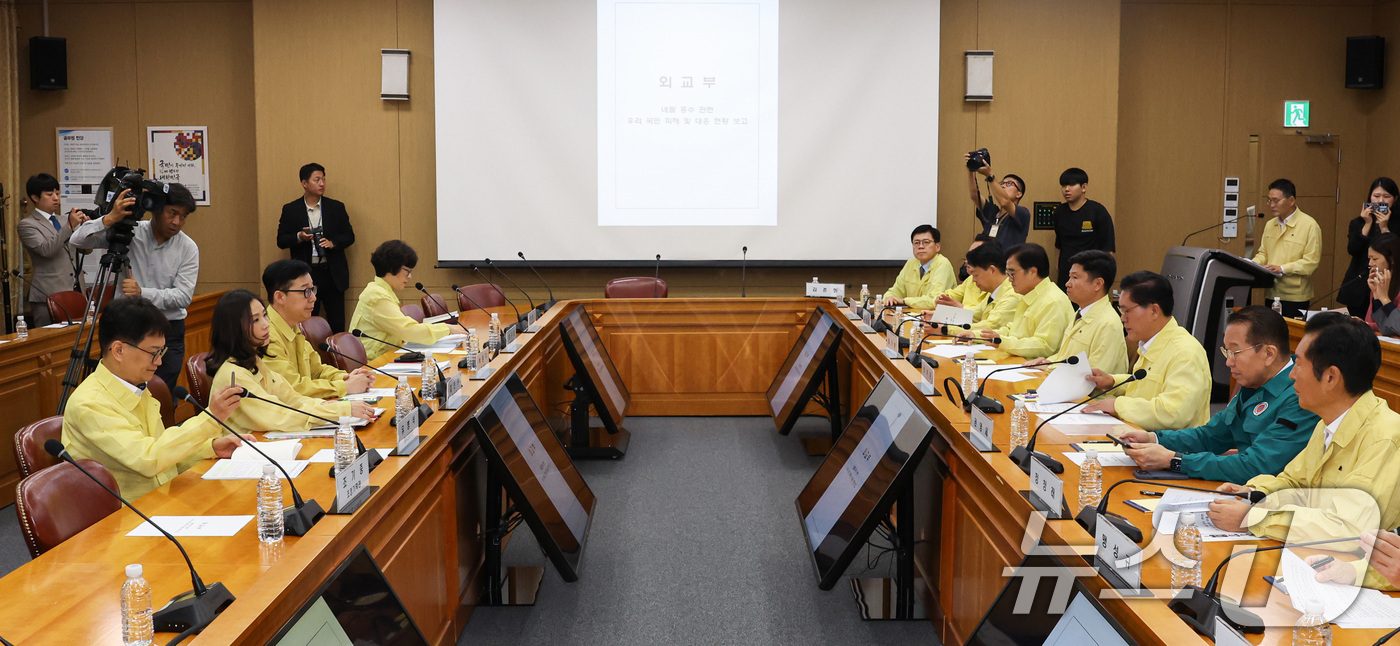 (서울=뉴스1) 이종덕 기자 = 송석준 국회 외통위원장과 정청래·홍기원·고동진·권영세 위원 등이 31일 서울 종로구 외교부청사를 방문해 네팔 대홍수 관련 대응상황을 점검 하고 있다 …