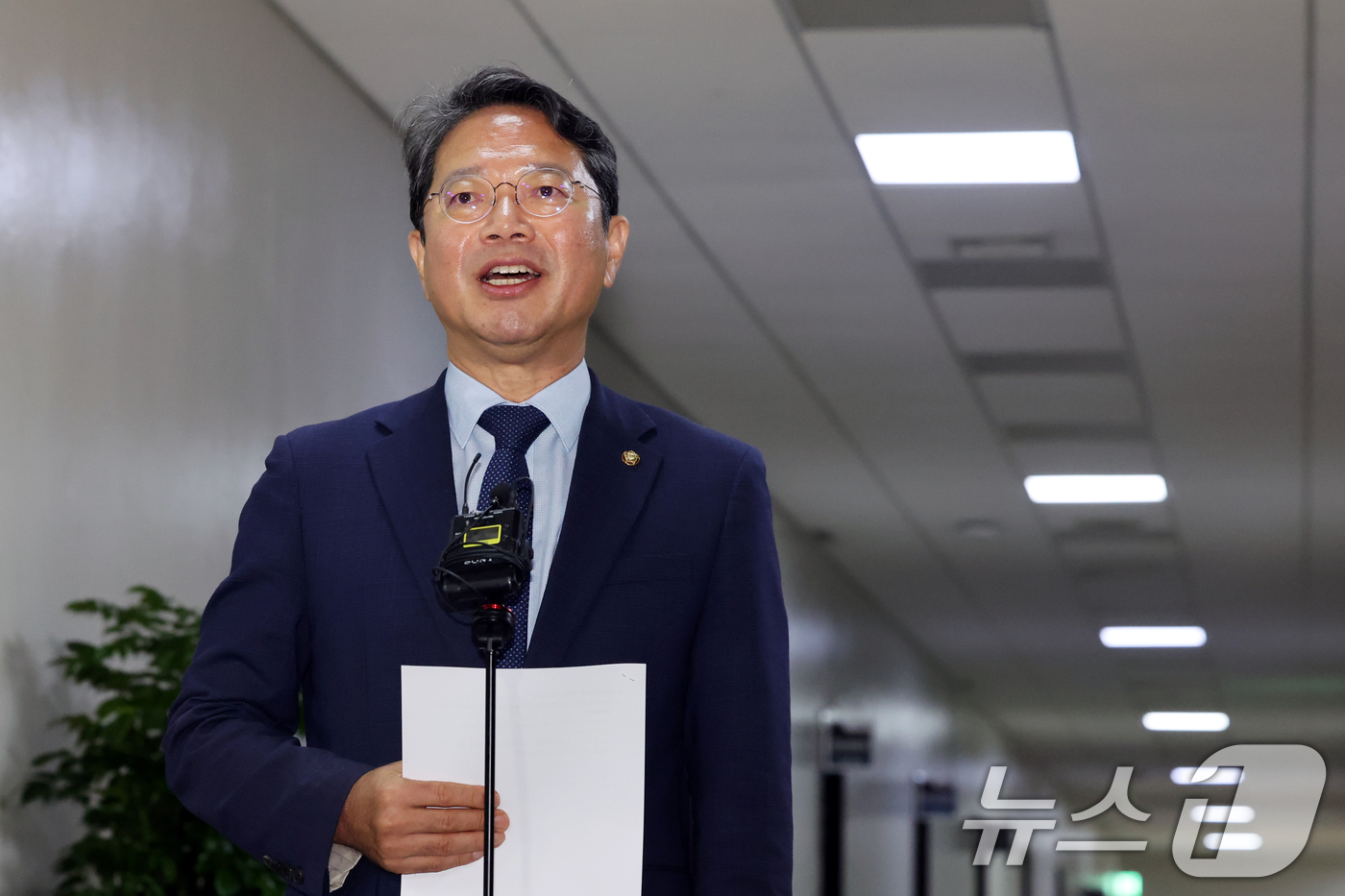 (서울=뉴스1) 황기선 기자 = 법무부 장관 후보자로 지명된 김승원 법제사법위원회 소위원장이 31일 오전 서울 여의도 국회에서 열린 법사위 법안심사제1소위원회에 참석하며 소감을 밝 …