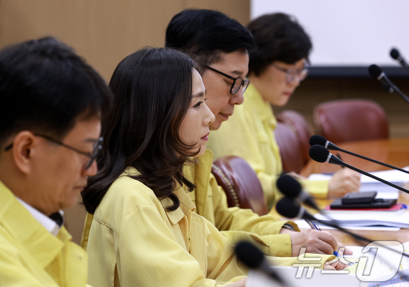(서울=뉴스1) 이종덕 기자 = 김진아 외교부 2차관(왼쪽 두번째)이 31일 서울 종로구 외교부 청사에서 열린 국회 외교통일위원회 대상 네팔 대홍수 관련 대응상황 점검회의에 참석하 …