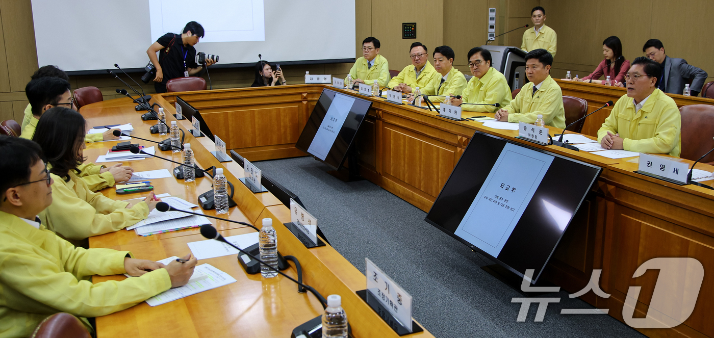 (서울=뉴스1) 이종덕 기자 = 송석준 국회 외교통일위원장이 31일 서울 종로구 외교부 청사에서 열린 국회 외교통일위원회 대상 네팔 대홍수 관련 브리핑에서 모두발언하고 있다.(공동 …