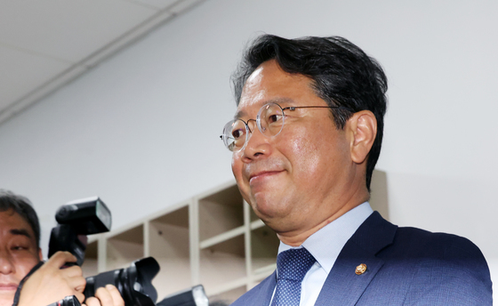 회의장으로 향하는 김승원 장관 후보자