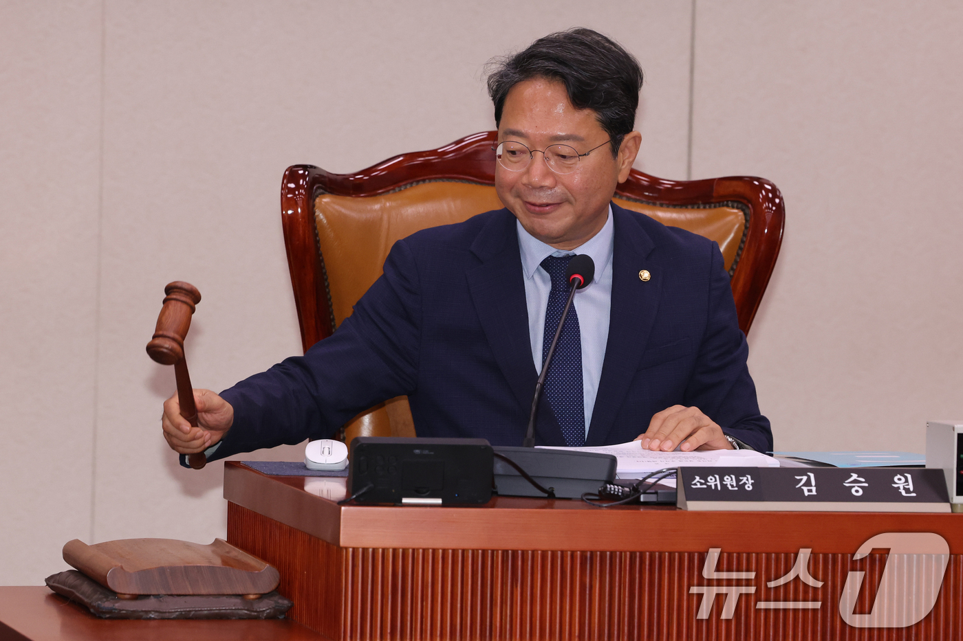 (서울=뉴스1) 황기선 기자 = 법무부 장관 후보자로 지명된 김승원 법제사법위원회 소위원장이 31일 오전 서울 여의도 국회에서 열린 법사위 법안심사제1소위원회에서 의사봉을 두드리고 …