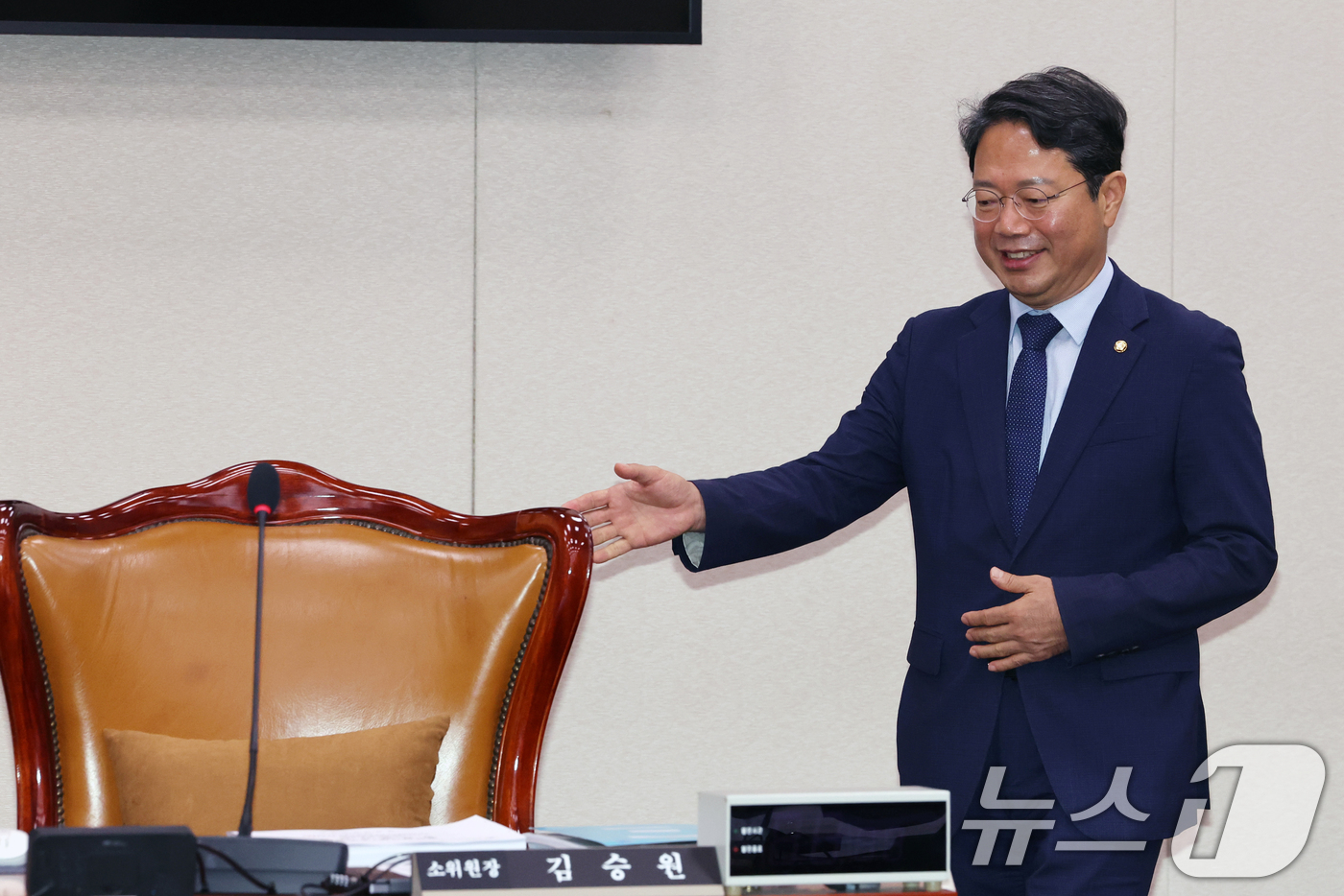 (서울=뉴스1) 황기선 기자 = 법무부 장관 후보자로 지명된 김승원 법제사법위원회 소위원장이 31일 오전 서울 여의도 국회에서 열린 법사위 법안심사제1소위원회에 참석하고 있다. …