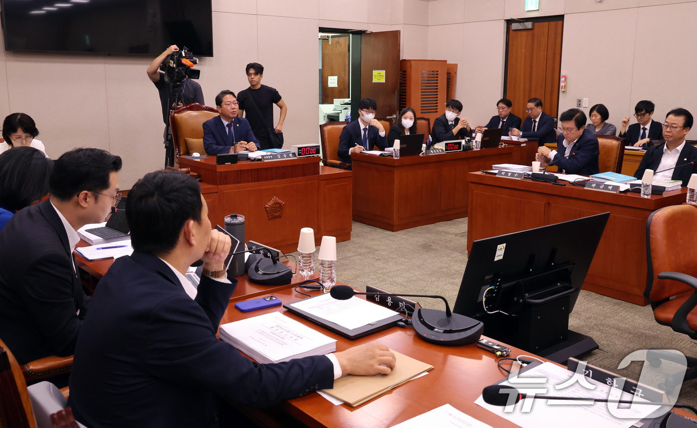 (서울=뉴스1) 황기선 기자 = 법무부 장관 후보자로 지명된 김승원 법제사법위원회 소위원장이 31일 오전 서울 여의도 국회에서 열린 법사위 법안심사제1소위원회에서 발언을 하고 있다 …