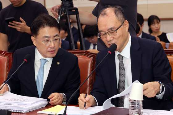 법원행정처차장과 대화 나누는 법무부 자관