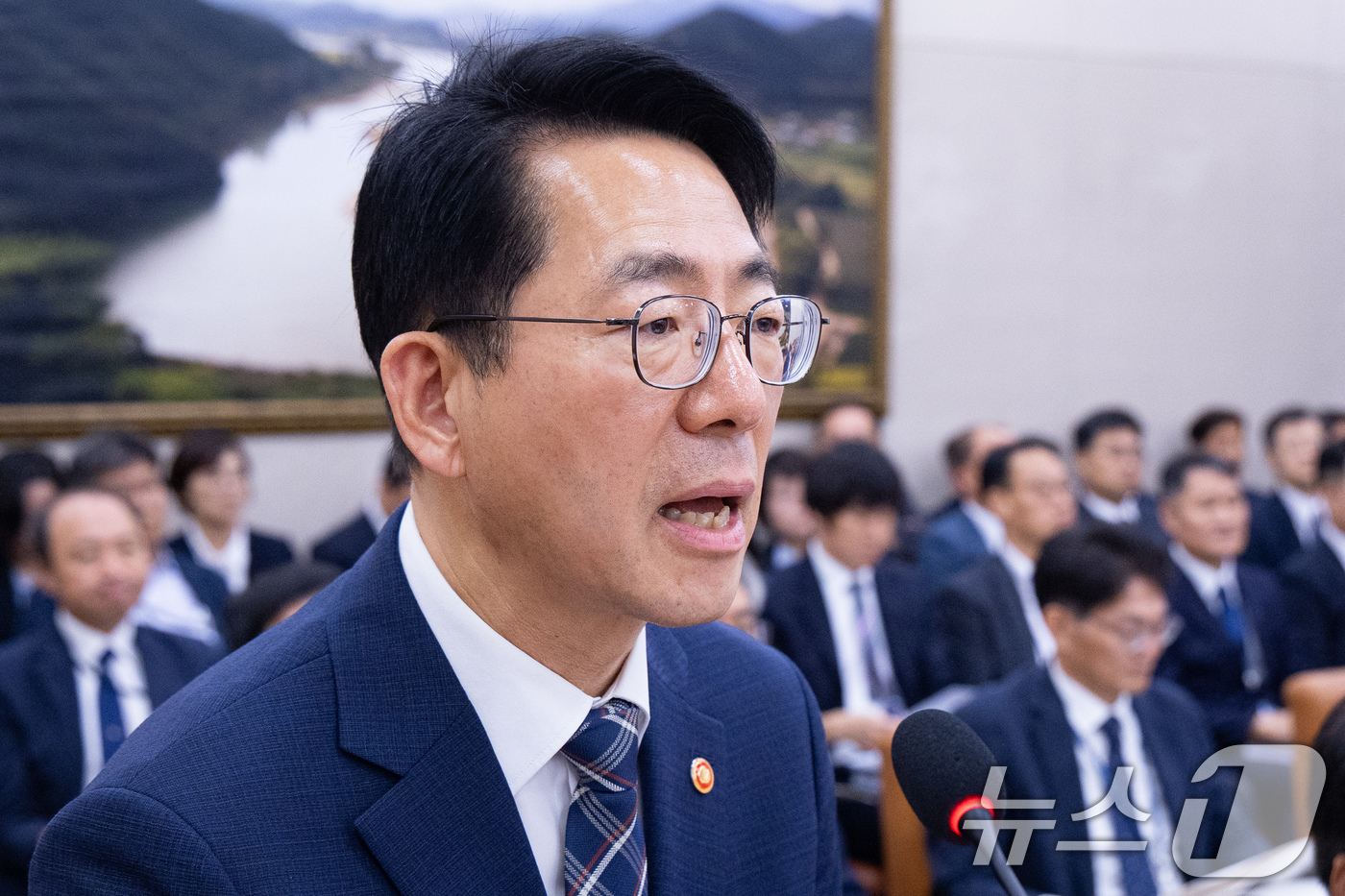 (서울=뉴스1) 유승관 기자 = 황종우 해양수산부 장관이 31일 서울 여의도 국회에서 열린 제438회 국회(임시회) 농림축산식품해양수산위원회 제2차 전체회의에 출석해 2025회계연 …