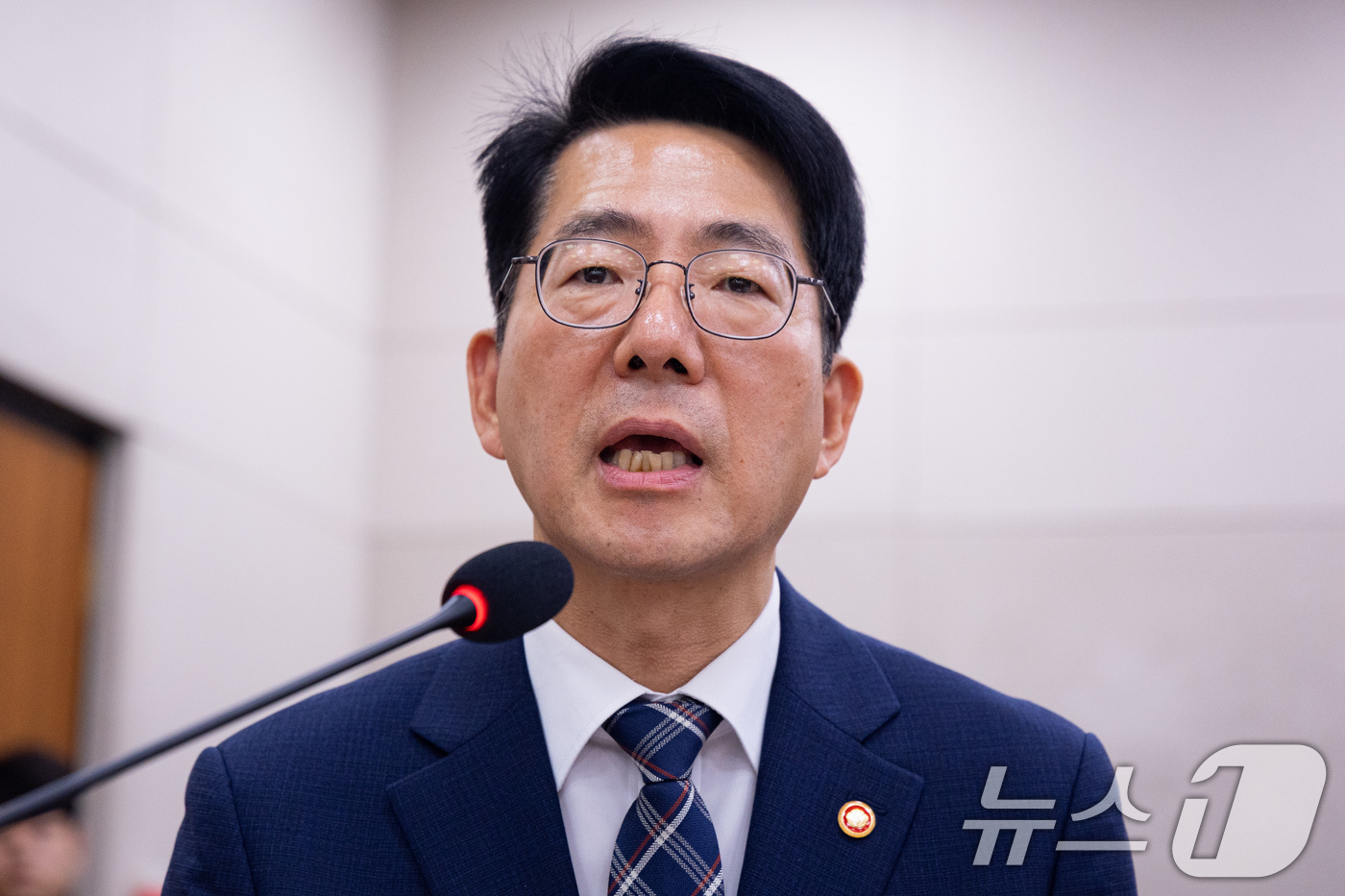 (서울=뉴스1) 유승관 기자 = 황종우 해양수산부 장관이 31일 서울 여의도 국회에서 열린 제438회 국회(임시회) 농림축산식품해양수산위원회 제2차 전체회의에 출석해 2025회계연 …