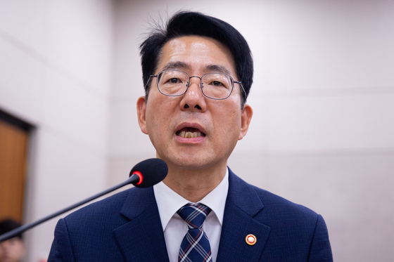 결산 및 예비비지출 제안설명하는 황종우 해양수산부 장관